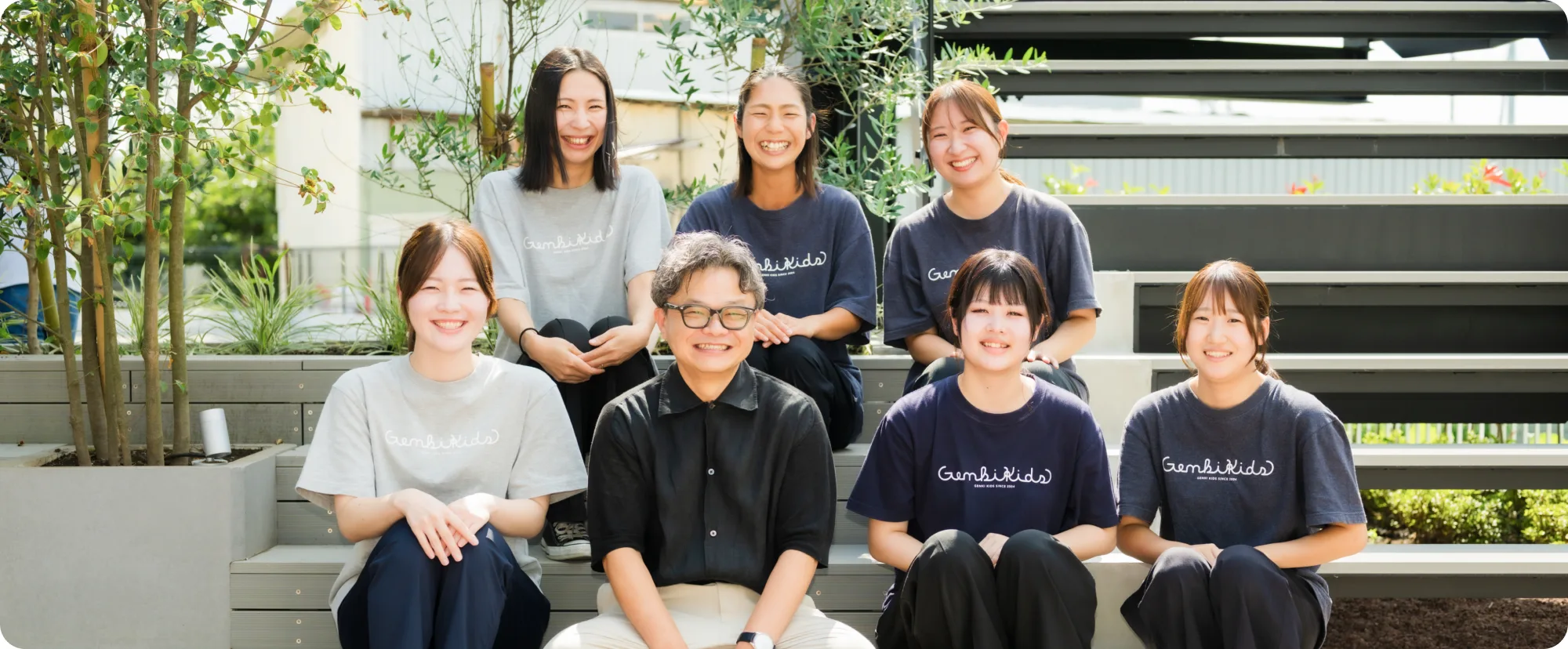 園庭に集まったスタッフの集合写真