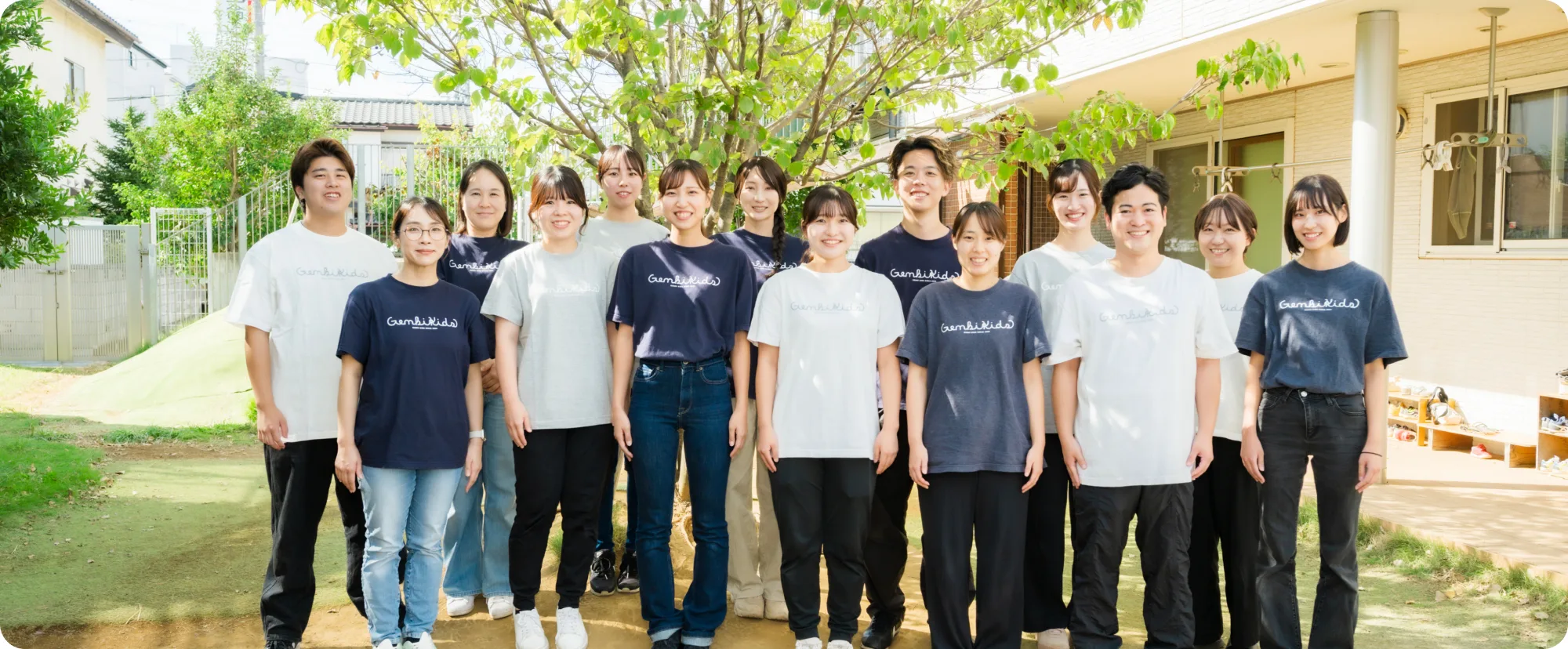 園庭に集まったスタッフの集合写真