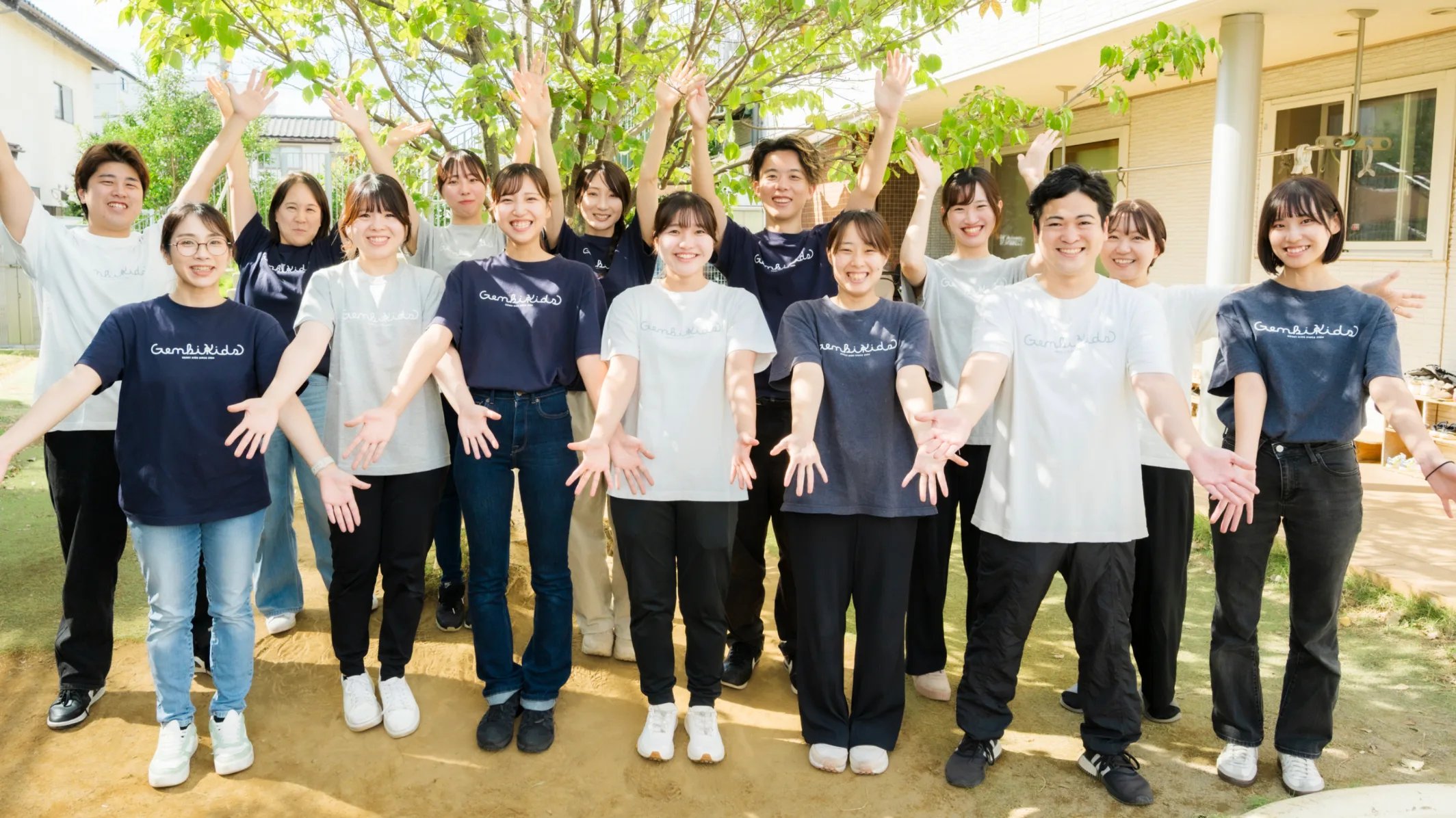 園庭に集まったスタッフの集合写真